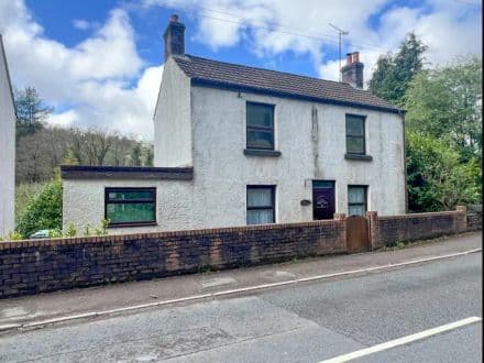 OAKVILLE, 2 DRYBROOK ROAD, DRYBROOK- THREE BEDROOM, THREE STOREY FOREST COTTAGE BACKING ONTO WOODLAND