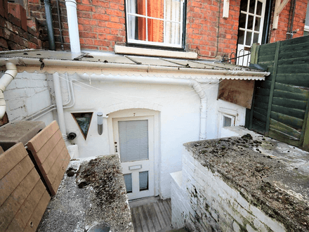 ONE BEDROOM BASEMENT FLAT 